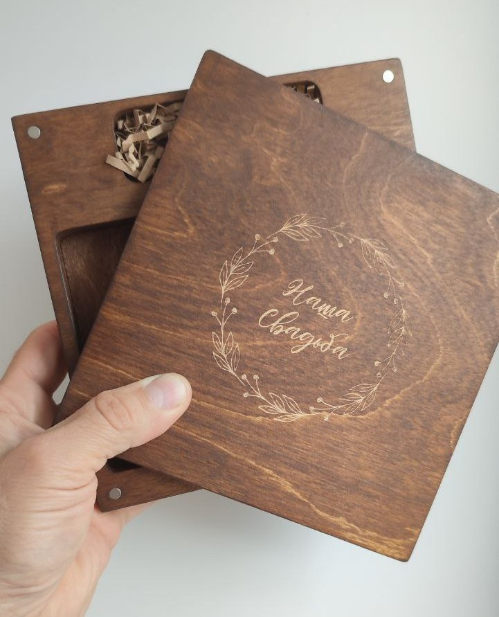 квадратный деревянный бокс с датированной крышкой для оформления свадебных фото и видео