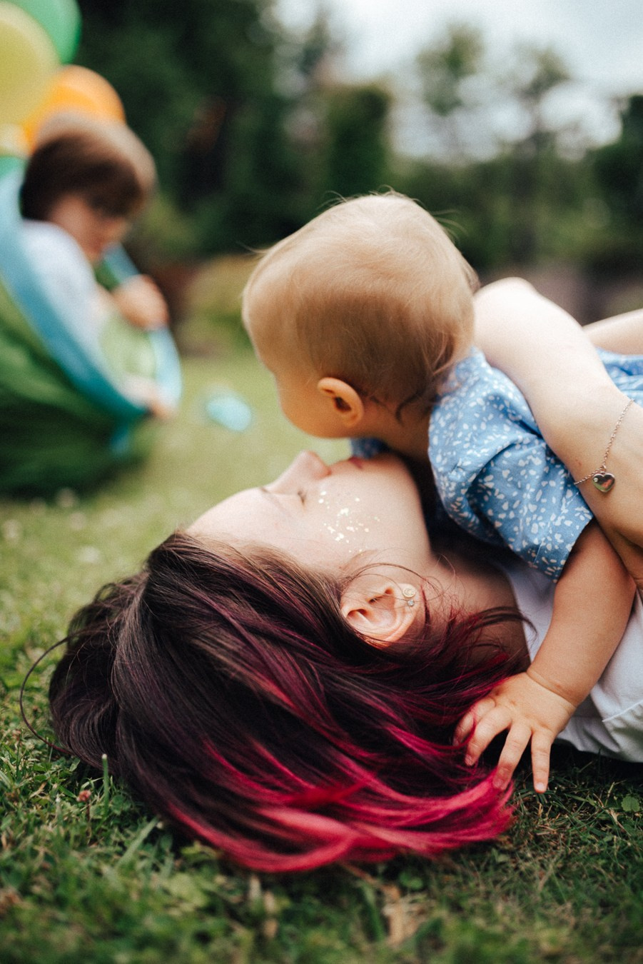 Коля, Ксюша, Саша, Андрей, Кира и бабушки | на даче