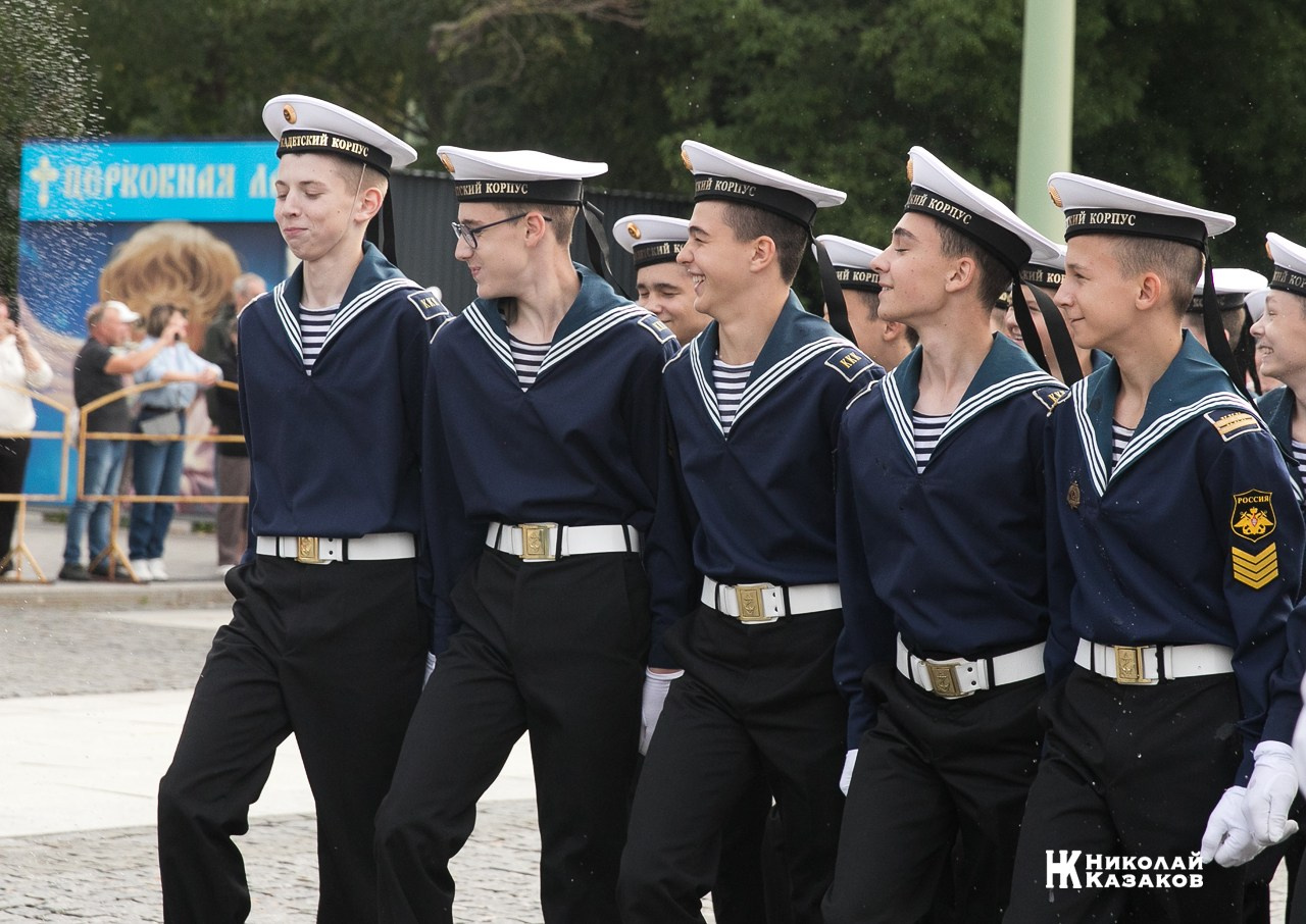 Священик благословляет святой водой кадетов  морского кадетского военного корпуса во время марша  по Якорной площади 