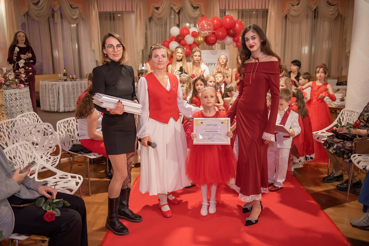 Выпускной в детской школе моделей HAPPYkids 2024. Семейный и коммерческий фотограф в Сочи Александр Бодунов