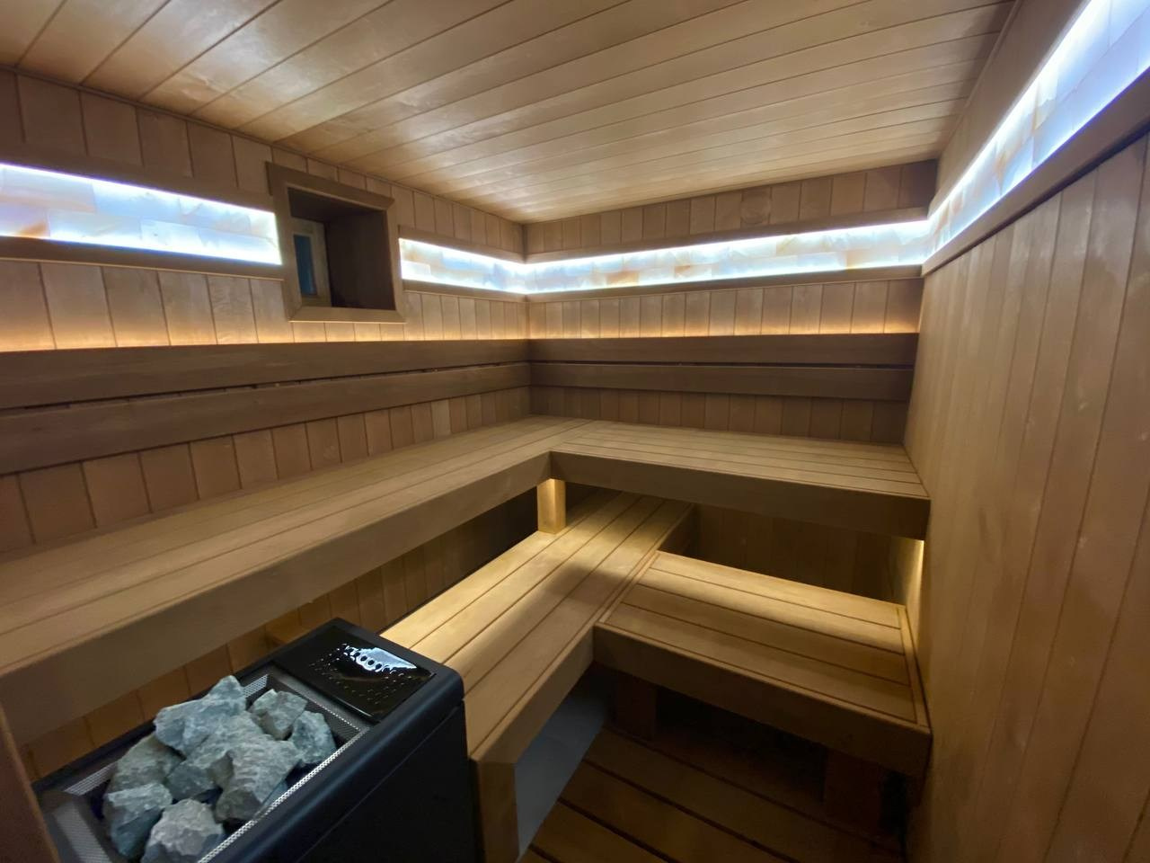 Сауна в Коростово из термоольхи с белоснежными линиями гималайской соли. Ширина доски в 135 мм придает небольшому помещению массивность. SaunaTopMasters