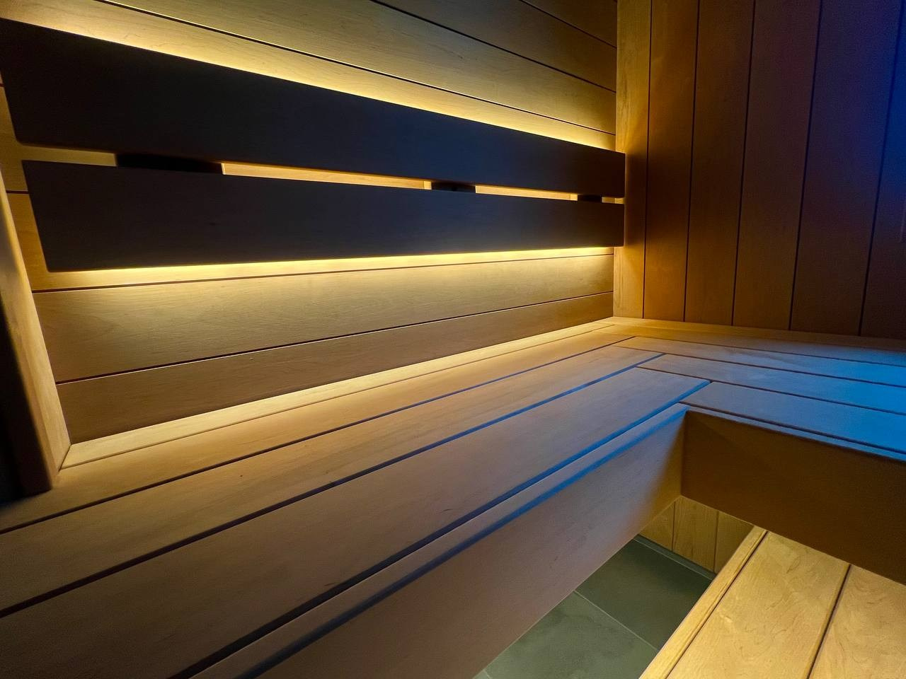 Тёплая парная для коллег из «Печи Горбунова» в Рощино: Sangens в чёрном стекле, широкая термоольха и панорамная входная группа. SaunaTopMasters