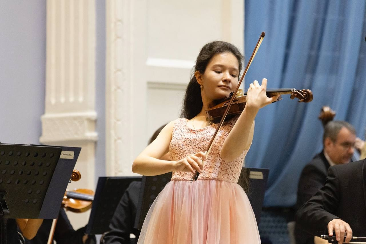 На сцене. Скрипачка Анна Савкина