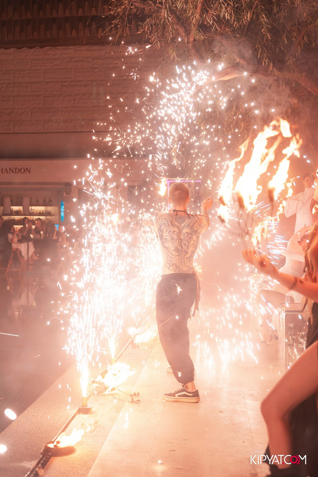 EDEN POOL & BAR. КИПЯТКОМ АЛМАТЫ!