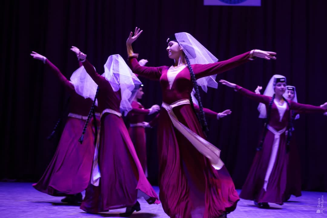 Грузинский танец. Портретный фотограф Денис Милютин