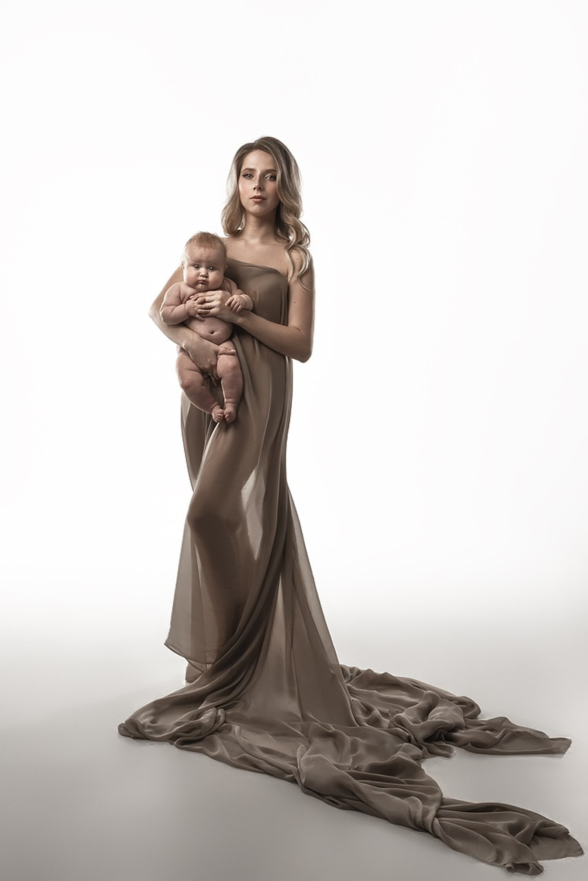 фотосессия матери и ребенка, фотосессия материнства в Тамбове, фотосъемка в стиле минимализм и без одежды матери и ребенка в фотостудии, фото мамы и малыша, портрет материнской любви, поцелуй матери, красивое фото матери и ребенка, объятия матери, мамины руки на фото, фотография красивой женщины с ребенком на руках, фотосессия семейная в Тамбове, детская и семейная фотосессия , мама и ребенок на светлом фоне в фотостудии, ребенок на руках у мамы, красивое платье на фотографии матери и ребенка, красивое материнство