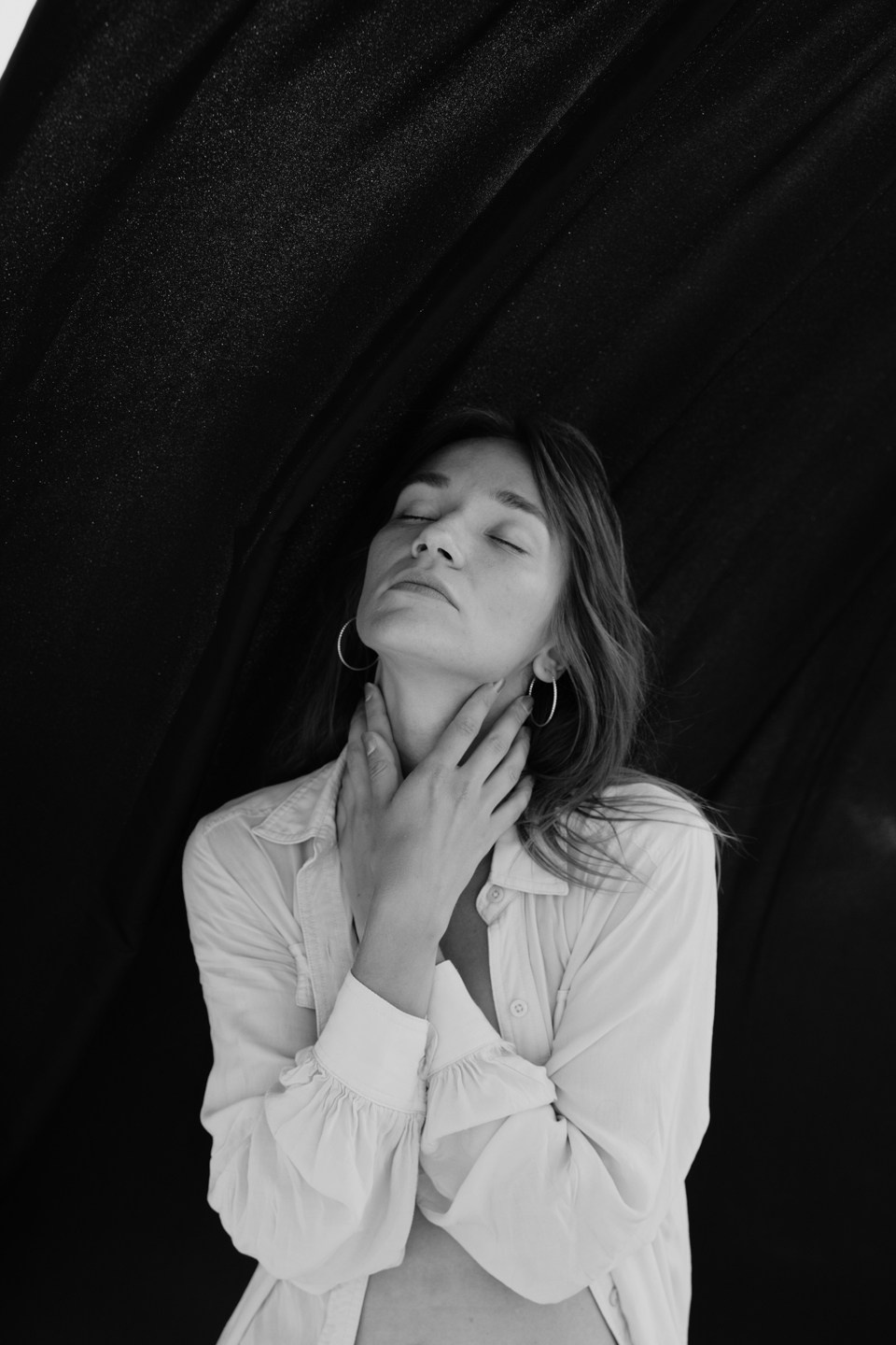 Фотоснимок девушки на  черном фотофоне