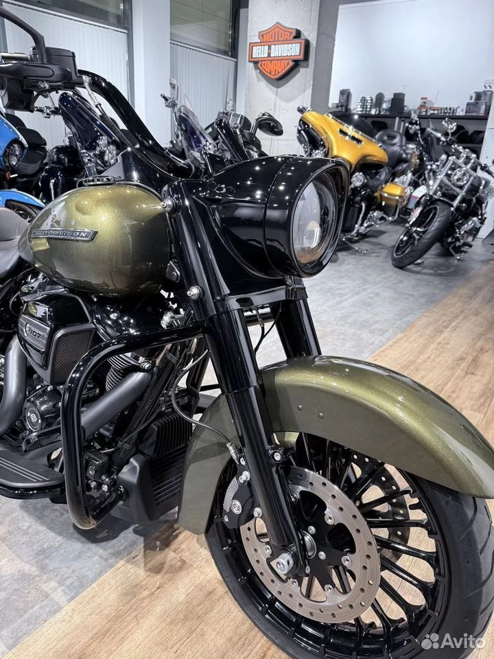 Купить Harley-Davidson 2017 Road King (Olive Gold) (Touring) — подробнее на сайте. Hello Davidson, Москва. Только хорошие мотоциклы…