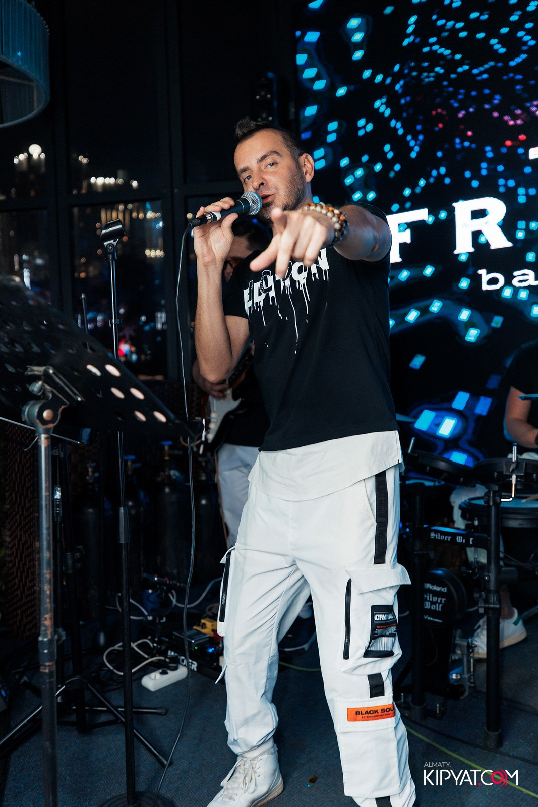 FRIENDS BAR & TERRACE. КИПЯТКОМ АЛМАТЫ!