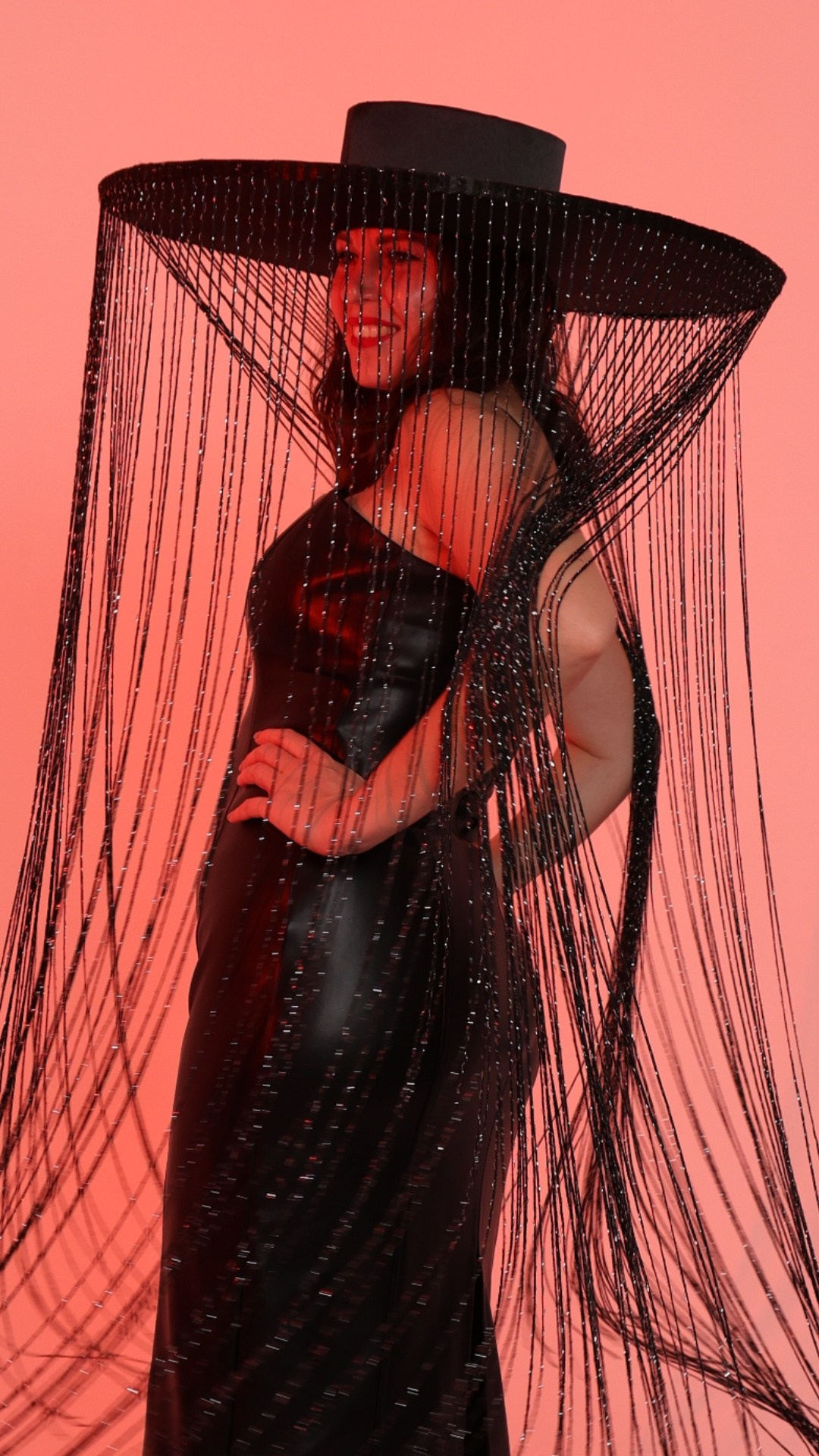 Фотосессия в шляпе с нитями. Фотостудия в Краснодаре