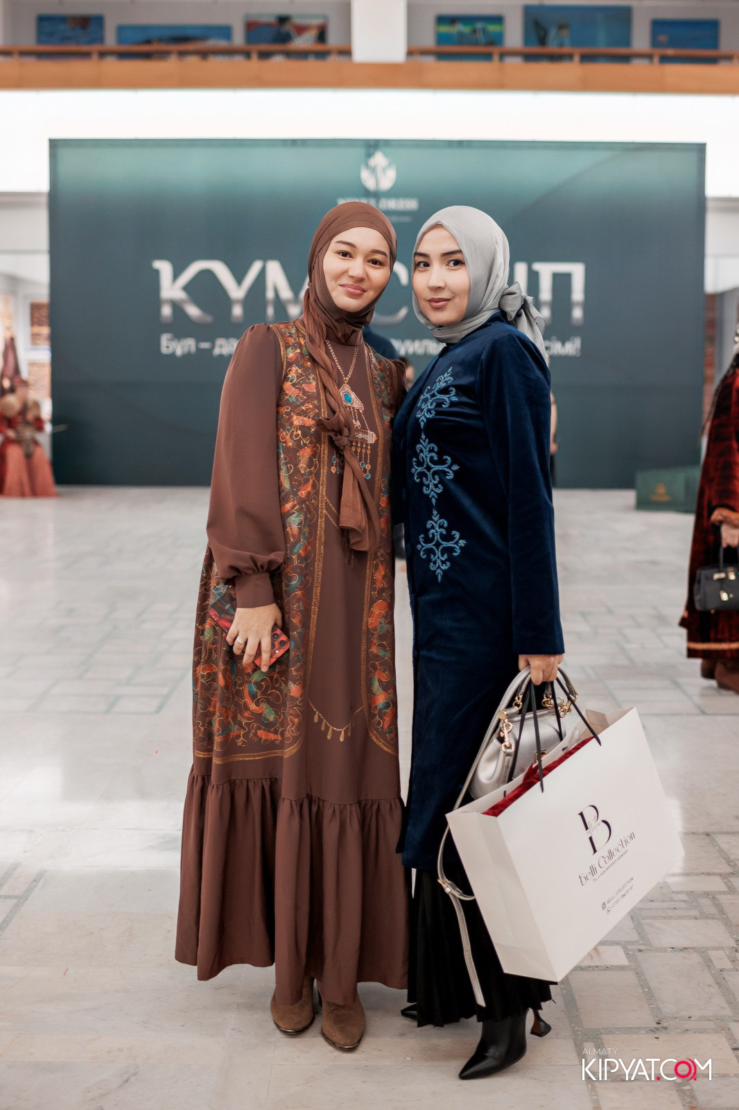 FASHION ПОКАЗ, КАЗАХСКОЙ НАЦИОНАЛЬНОЙ ОДЕЖДЫ. КИПЯТКОМ АЛМАТЫ!