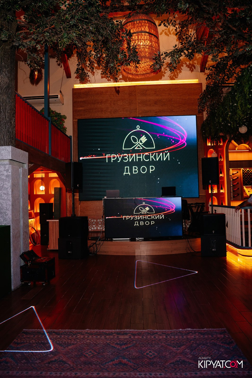 ГРУЗИНСКИЙ ДВОР НА КАБАНБАЙ БАТЫРА. КИПЯТКОМ АЛМАТЫ!