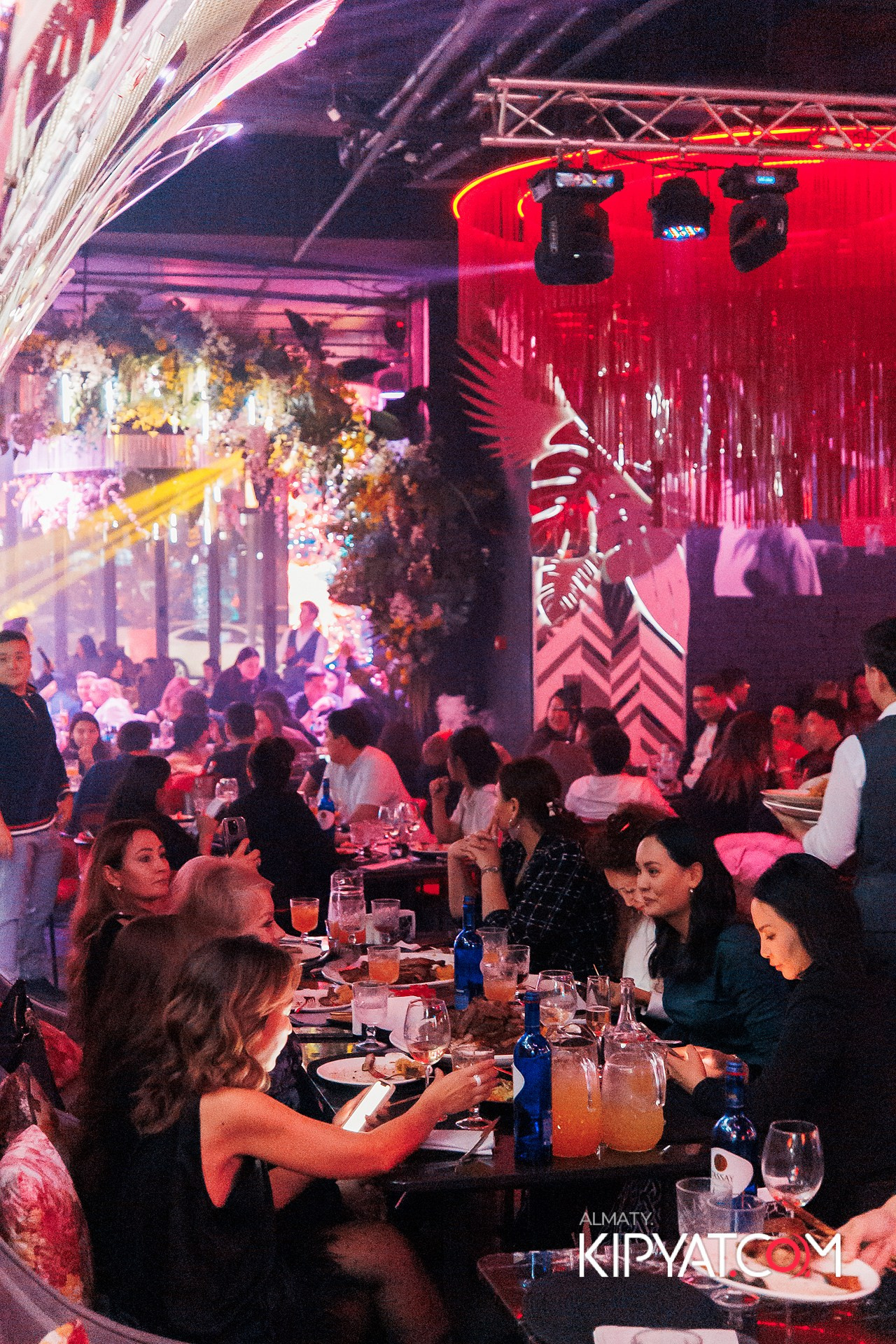 FRIENDS BAR & TERRACE. КИПЯТКОМ АЛМАТЫ!