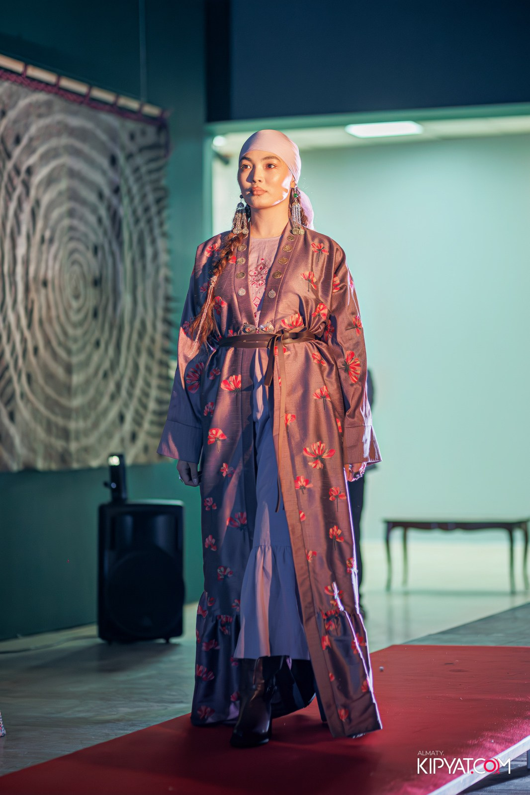 FASHION ПОКАЗ, КАЗАХСКОЙ НАЦИОНАЛЬНОЙ ОДЕЖДЫ. КИПЯТКОМ АЛМАТЫ!