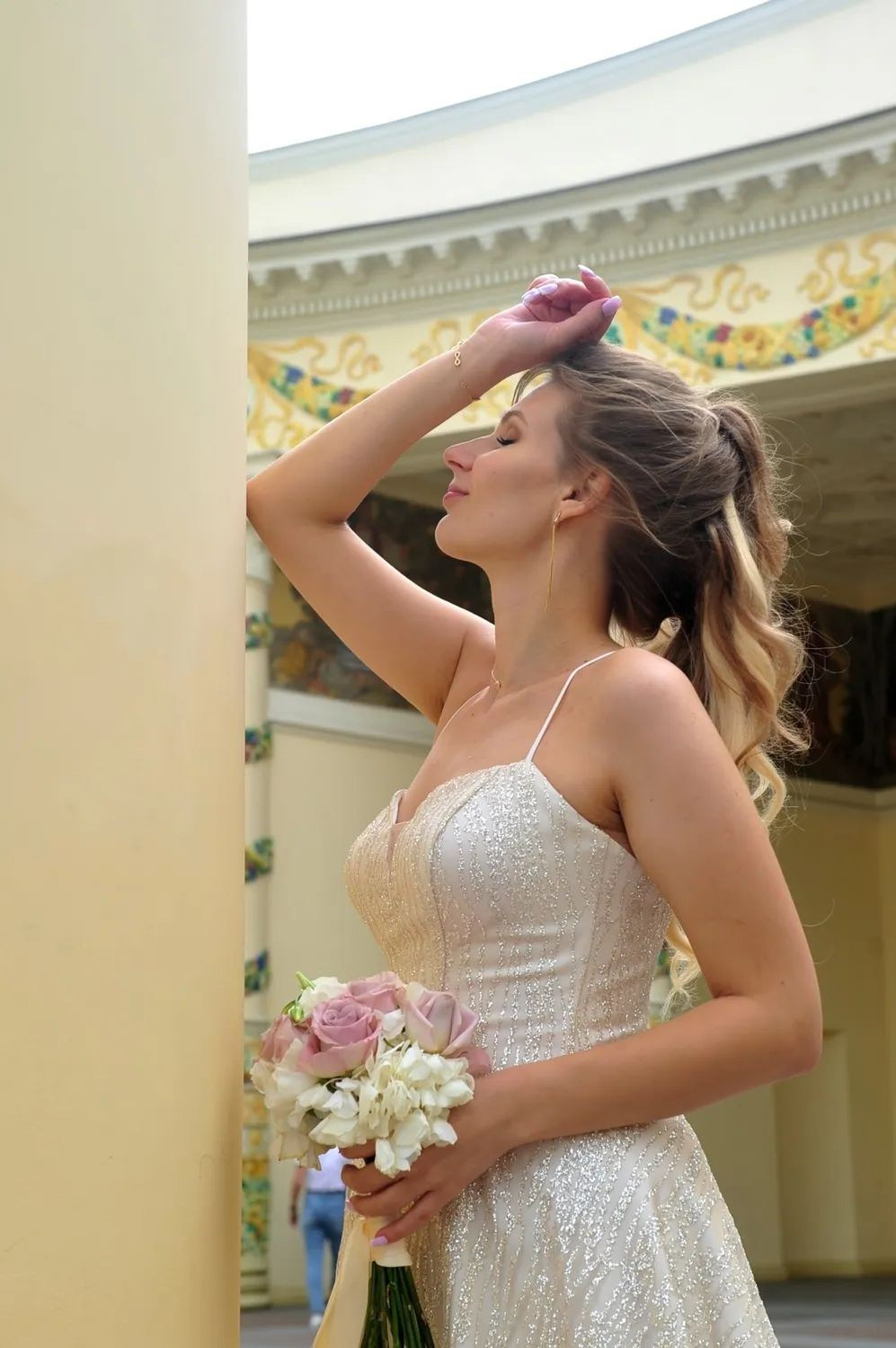 Свадьба на ВДНХ, невеста облокотилась на желтую колонну у павильона Беларусь на ВДНХ