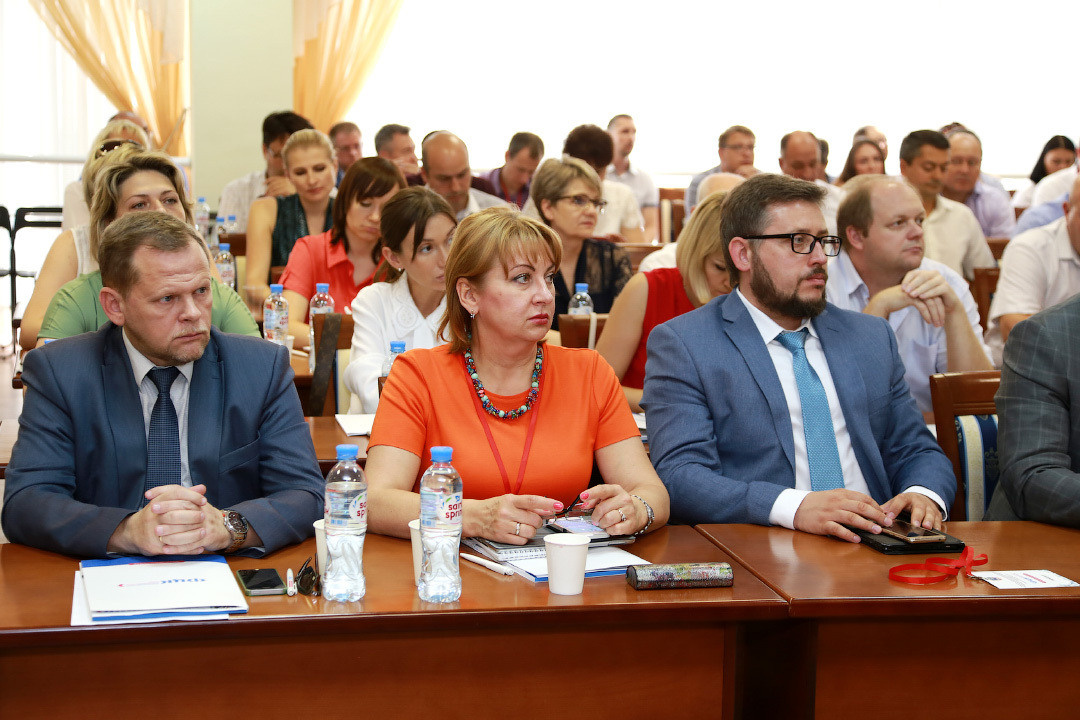 Репортажная съёмка семинара, зрители в зале