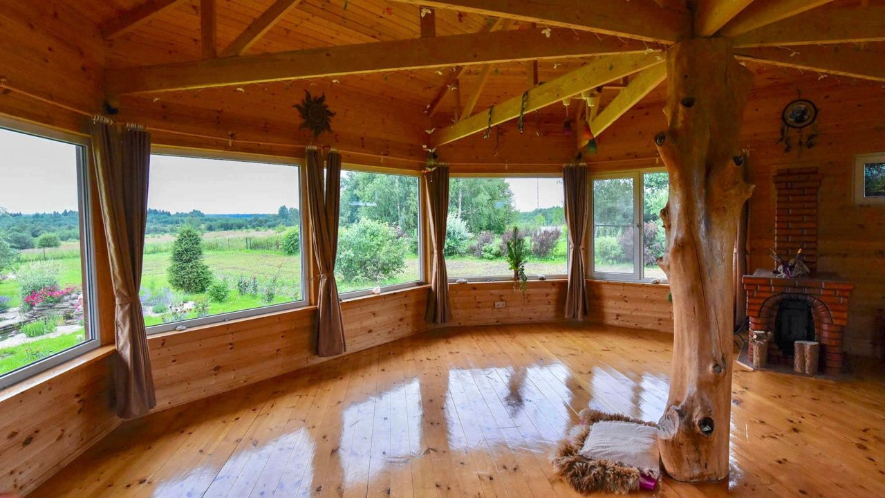 Студия для занятий йогой на эко отдыхе. Эко отель в Помосковье. Эко отдых в Подмосковье в эко-отеле Марии Гиппенрейтер