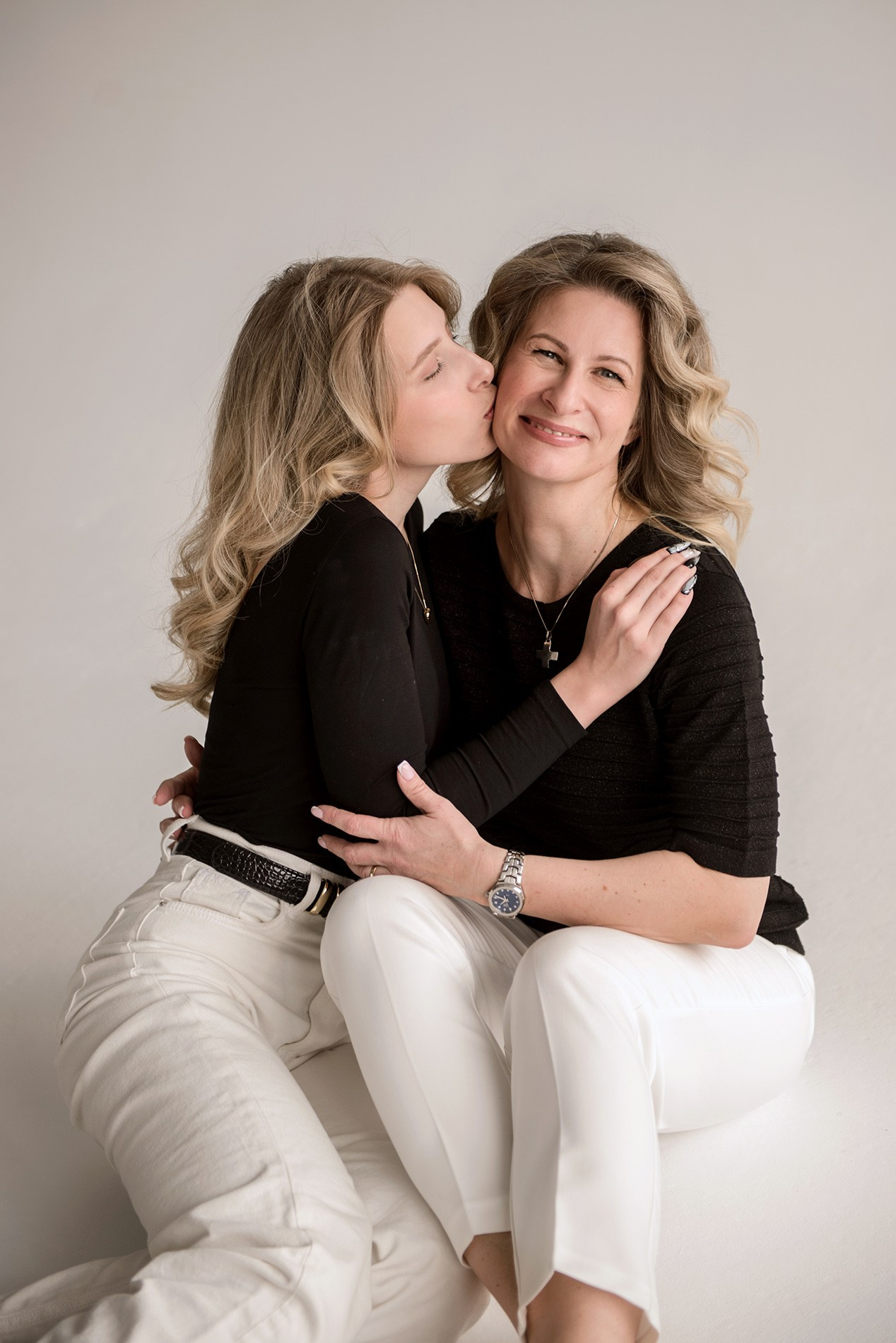 photo shoot for mom and daughter in the studio