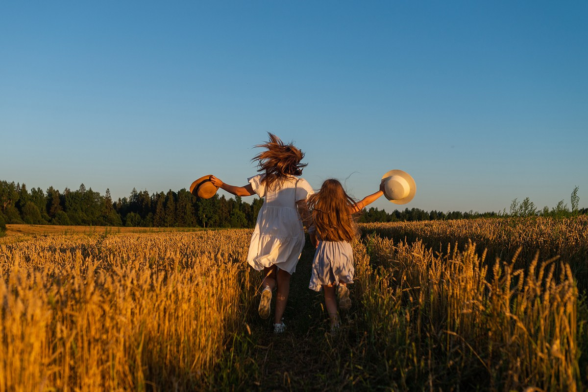Поле, закат и наши улыбки. Фотограф Мария Ковкова