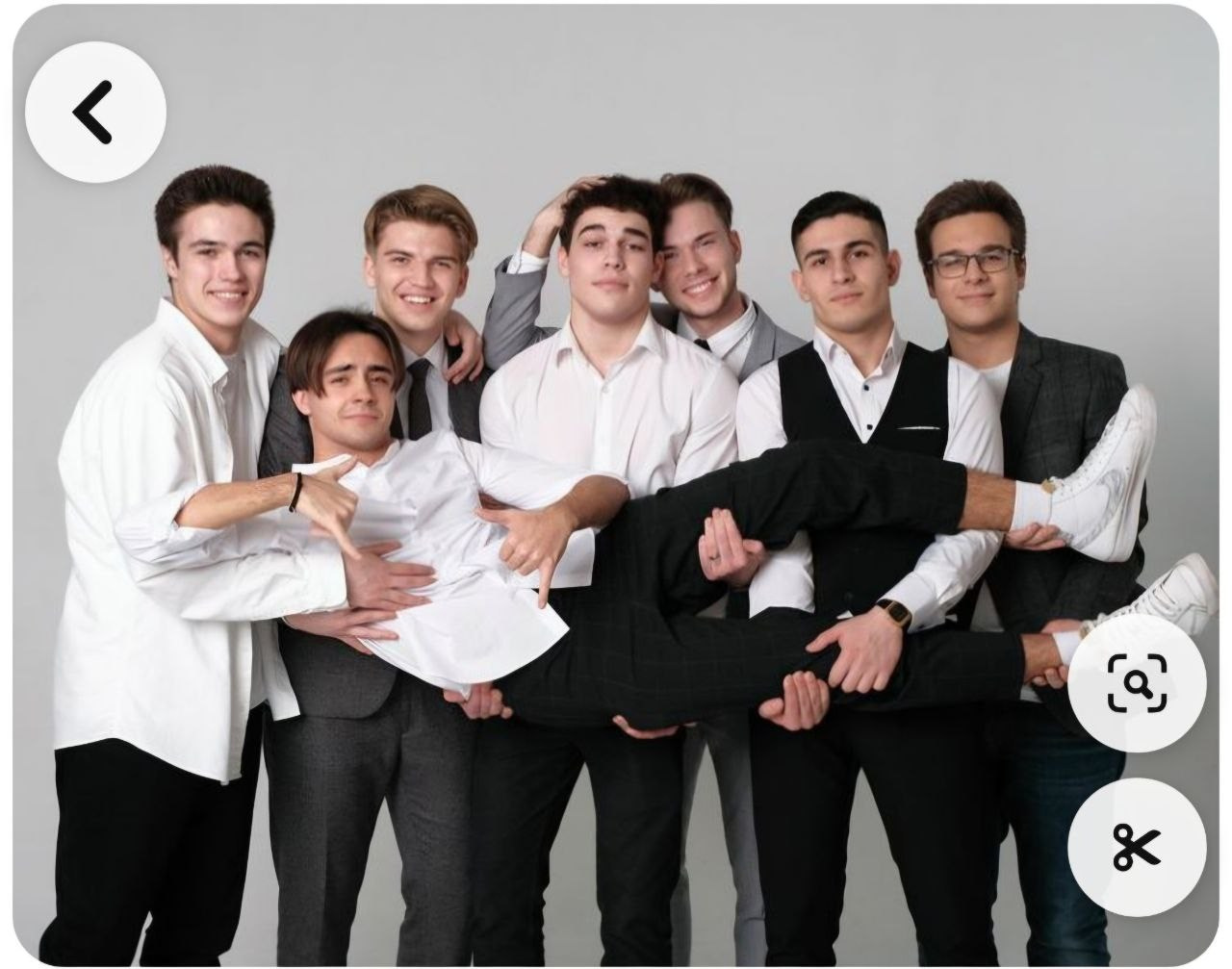 Примеры позировок для школьного альбома в старших классах. Фотограф в Шелехове, лучшие выпускные альбомы в Шелехове