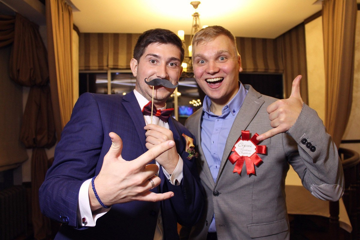 Аренда прокат фотобудки в Красноярске фотозона на мероприятие Свадьбу праздник День рождения выпускной корпоратив фотокабина цена стоимость заказать забронировать описание услуги ведущий тамада моментальная печать фотографий причёска макияж