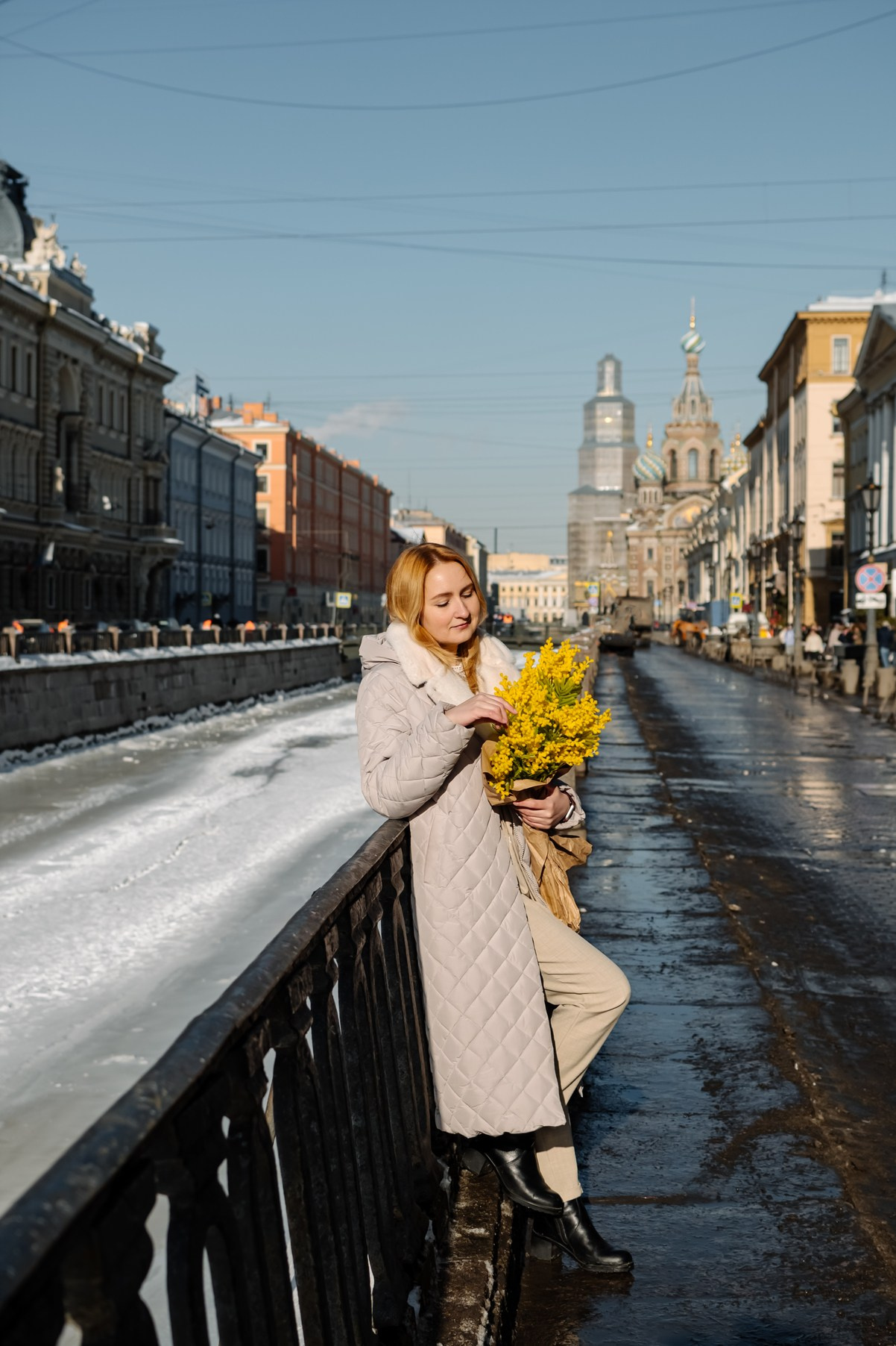 Прогулка с цветами по улицам и каналам. Свадебный и семейный фотограф в Санкт-Петербурге Елена Худякова