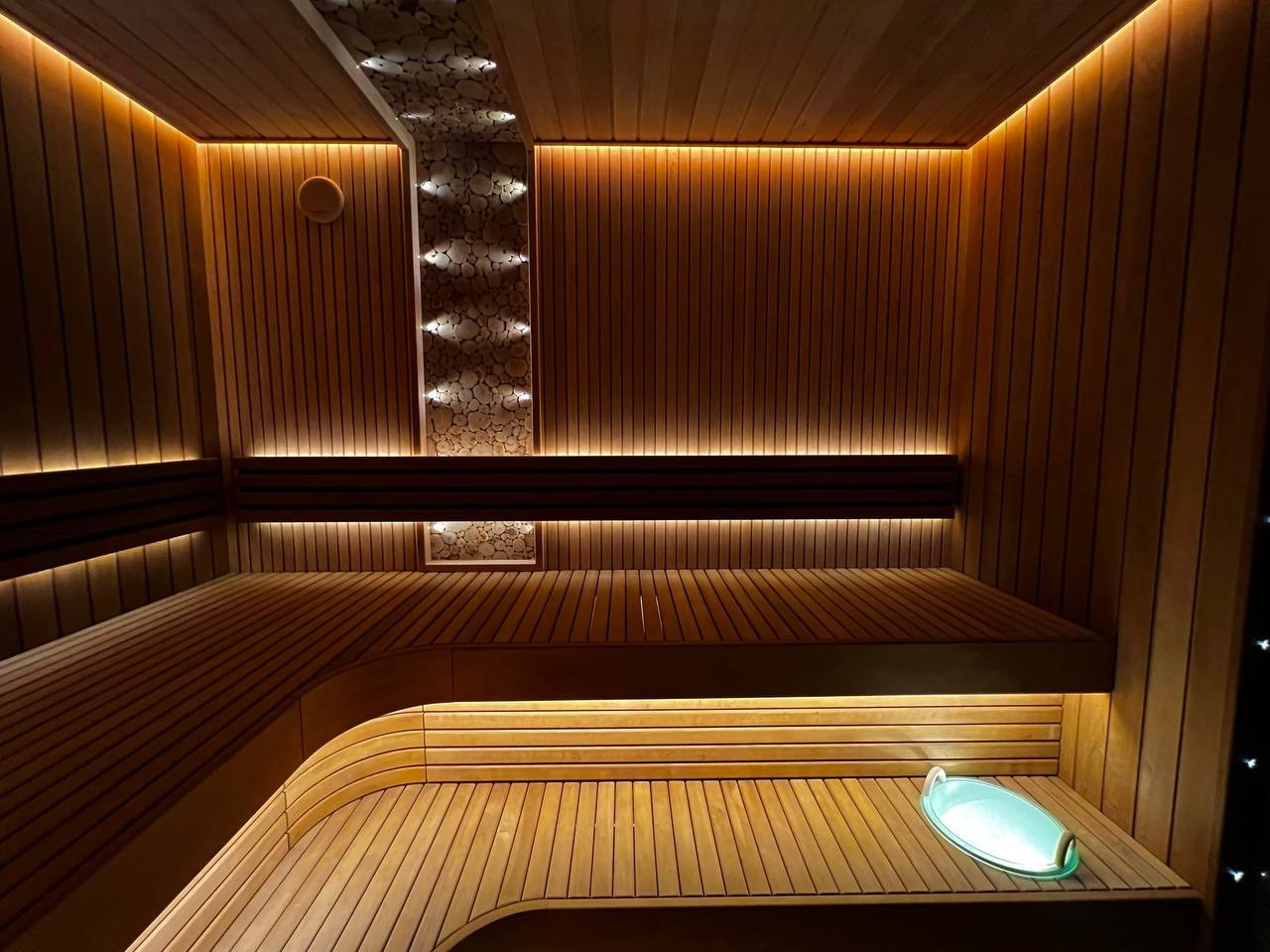 Роскошная парная на берегу Пионерского озера. Благородная термоольха, ароматный можжевельник и теплая подсветка дарят незабываемую атмосферу. SaunaTopMasters