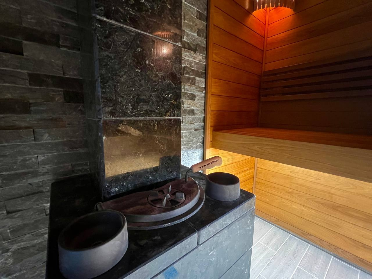 Баня в Мельничном Ручье на базе каменки Технолит из термоосины и пестрого канадского кедра, придающего неповторимый аромат во время парения. SaunaTopMasters