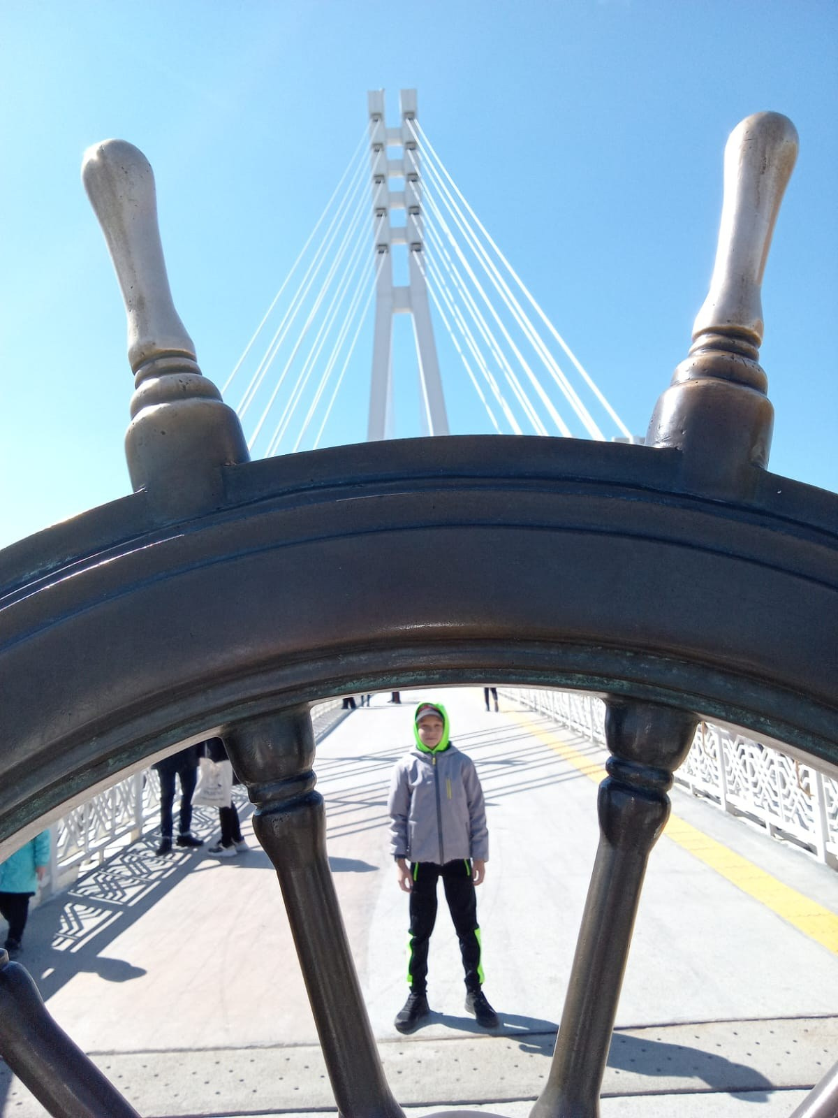 Набережная, мальчик, штурвал, мост влюбленных, Тюмень