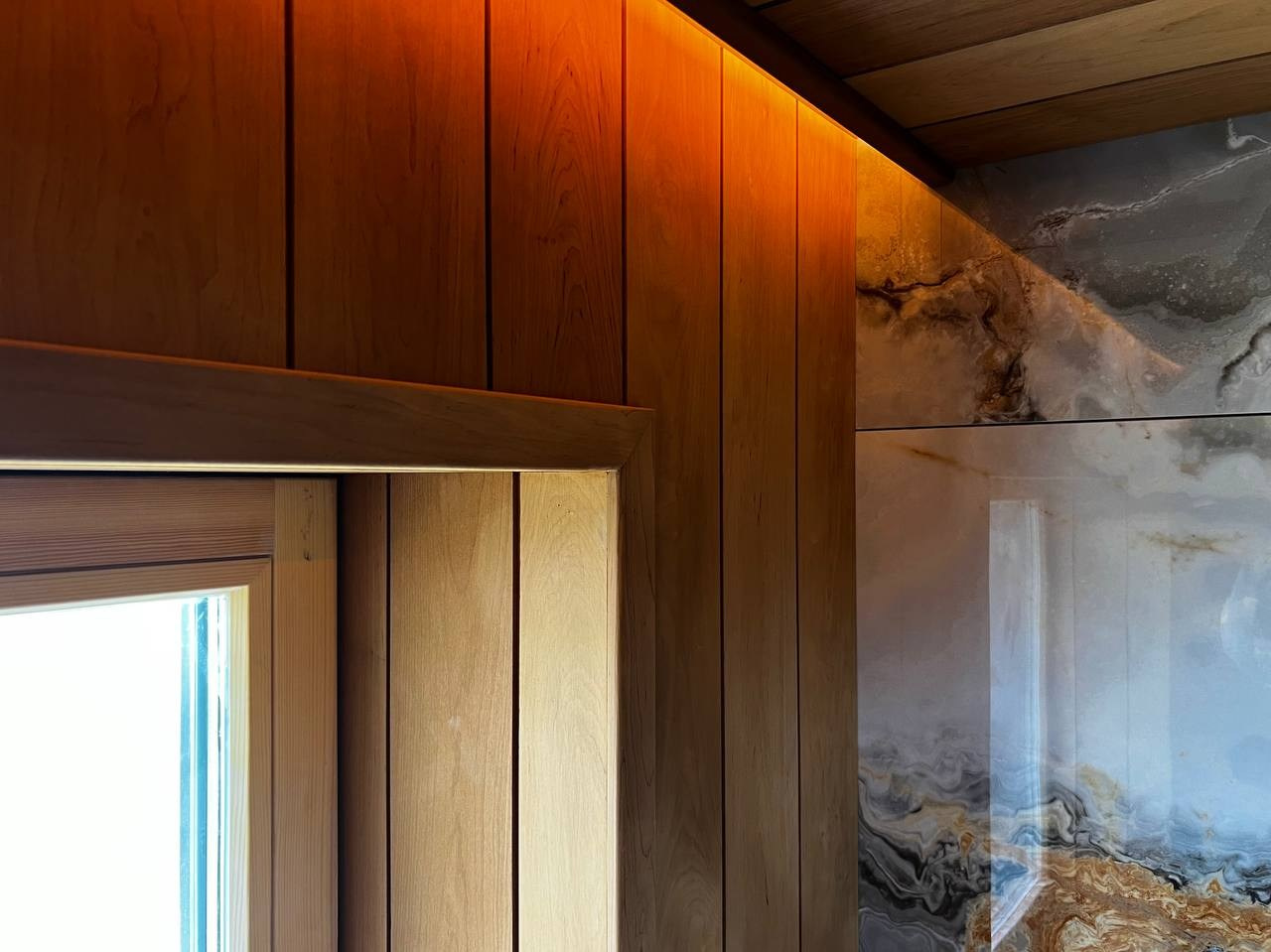 Роскошная парная в Красноармейском с высоким потолком, широкими полками, панорамным окном и Harvia Legend на дистанционном управлении. SaunaTopMasters