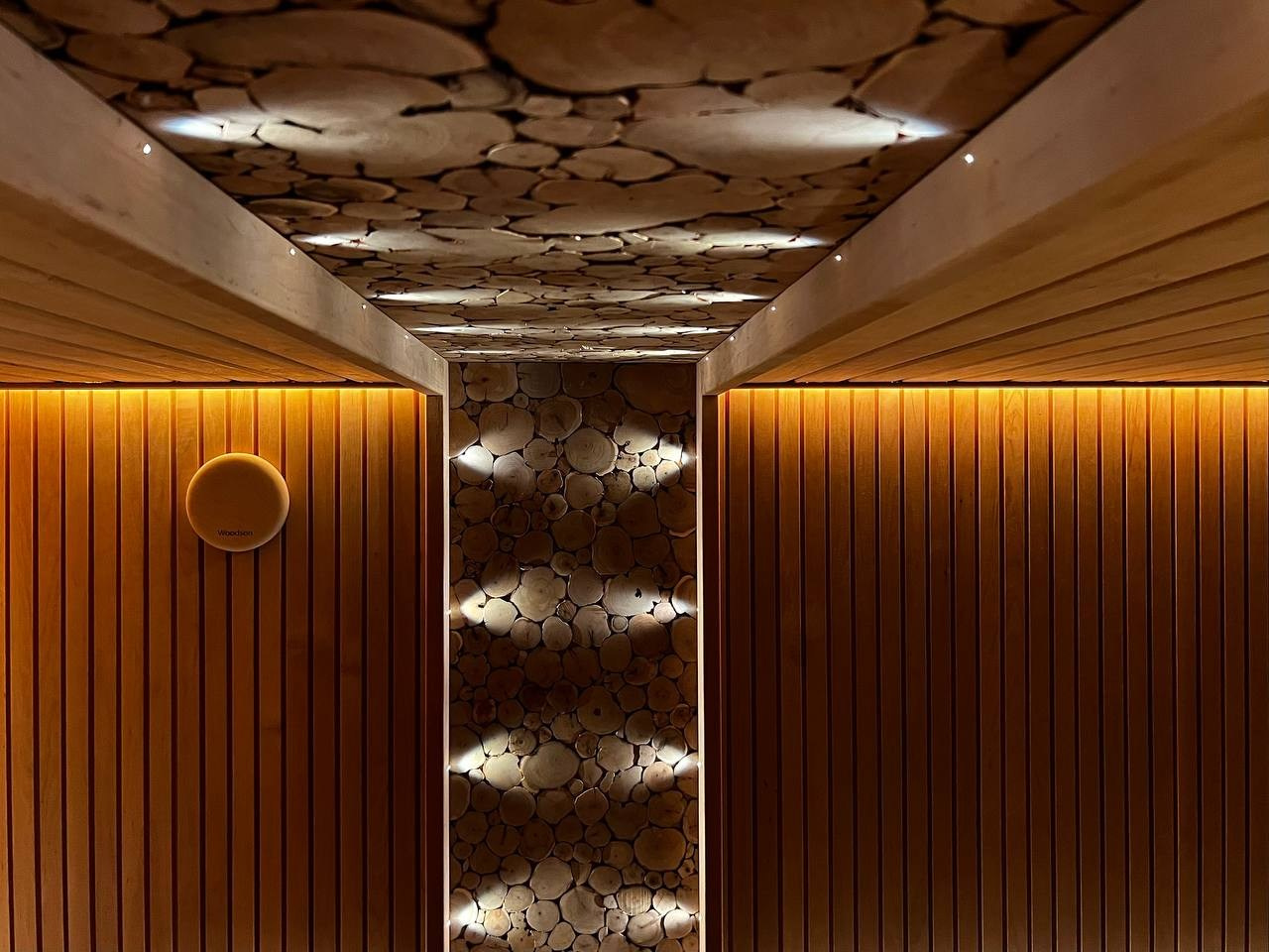 Роскошная парная на берегу Пионерского озера. Благородная термоольха, ароматный можжевельник и теплая подсветка дарят незабываемую атмосферу. SaunaTopMasters