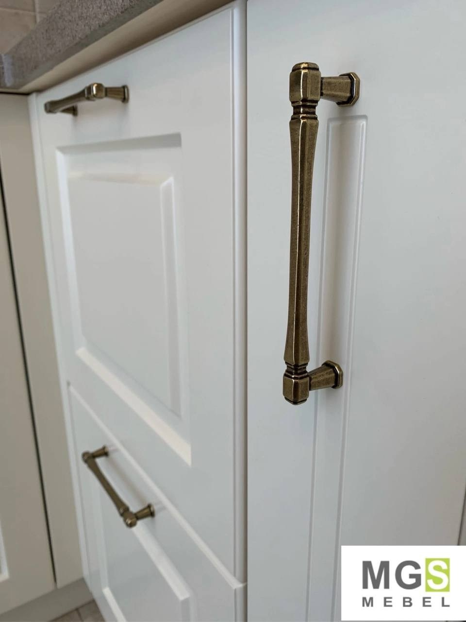 Кухонный фасад в белом цвете