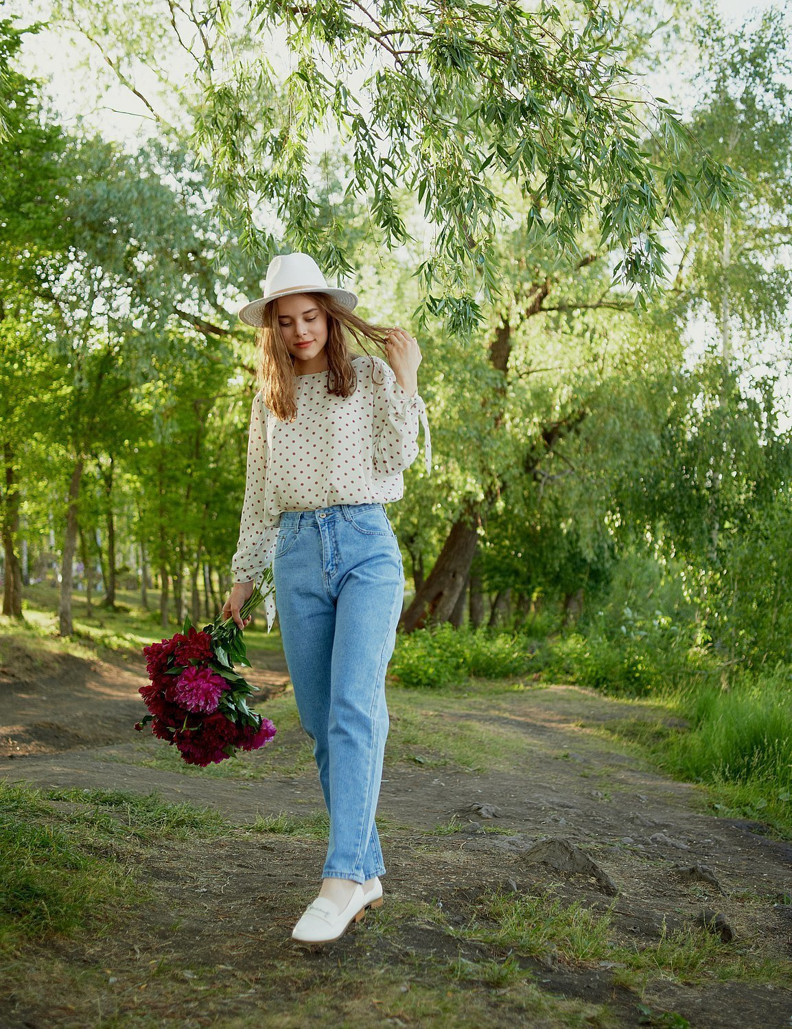 Саша в пионах. Фотограф для людей и брендов в Санкт-Петербурге