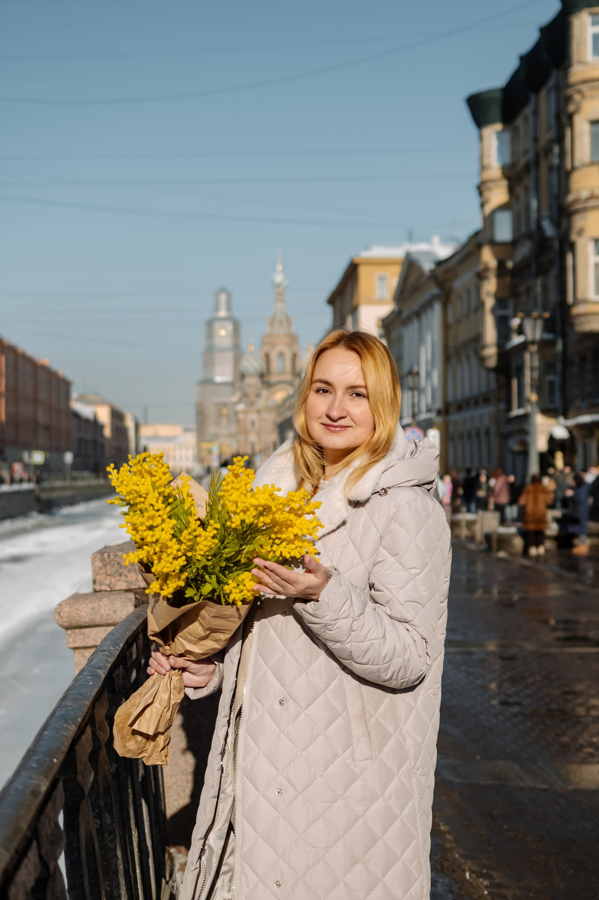 Прогулка с цветами по улицам и каналам. Свадебный и семейный фотограф в Санкт-Петербурге Елена Худякова
