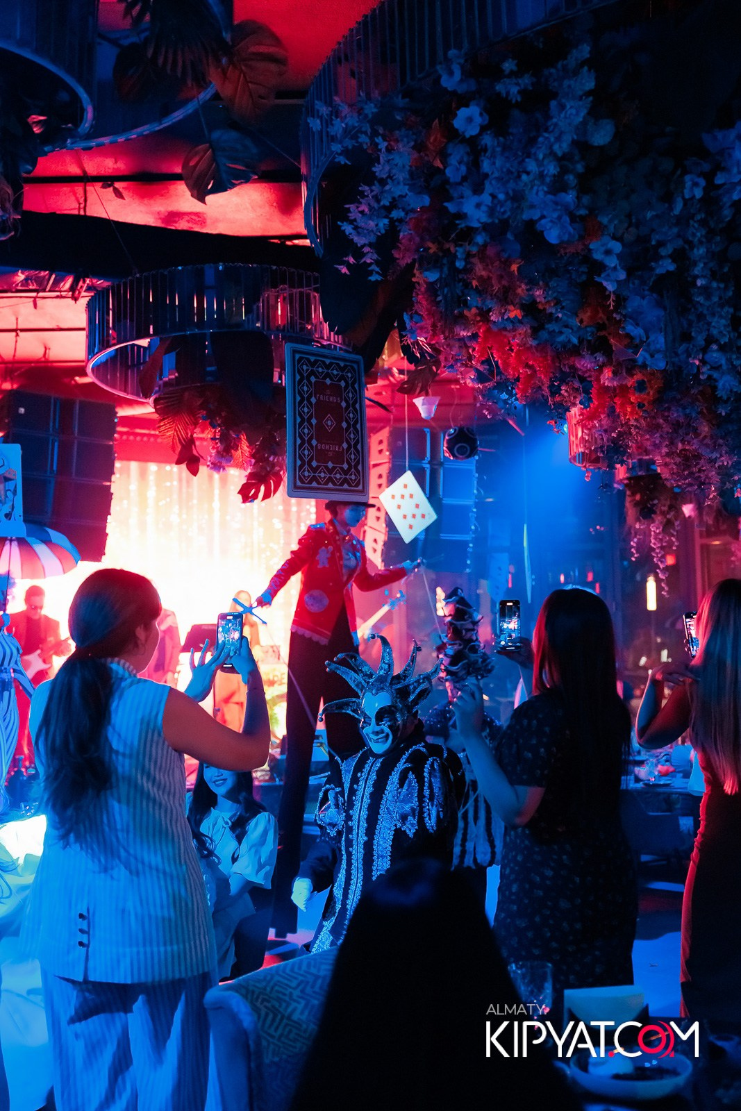 FRIENDS BAR & TERRACE. КИПЯТКОМ АЛМАТЫ!