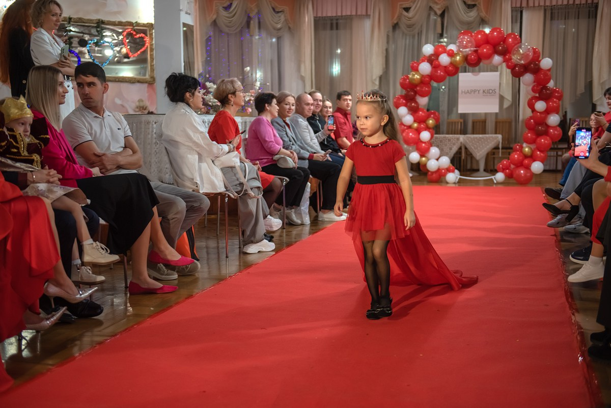 Выпускной в детской школе моделей HAPPYkids 2024. Семейный и коммерческий фотограф в Сочи Александр Бодунов