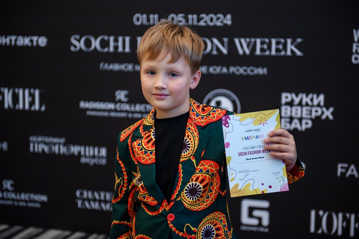 SochiFashionWeek2024 дизайнер Юлия Крылова. Семейный и коммерческий фотограф в Сочи Александр Бодунов