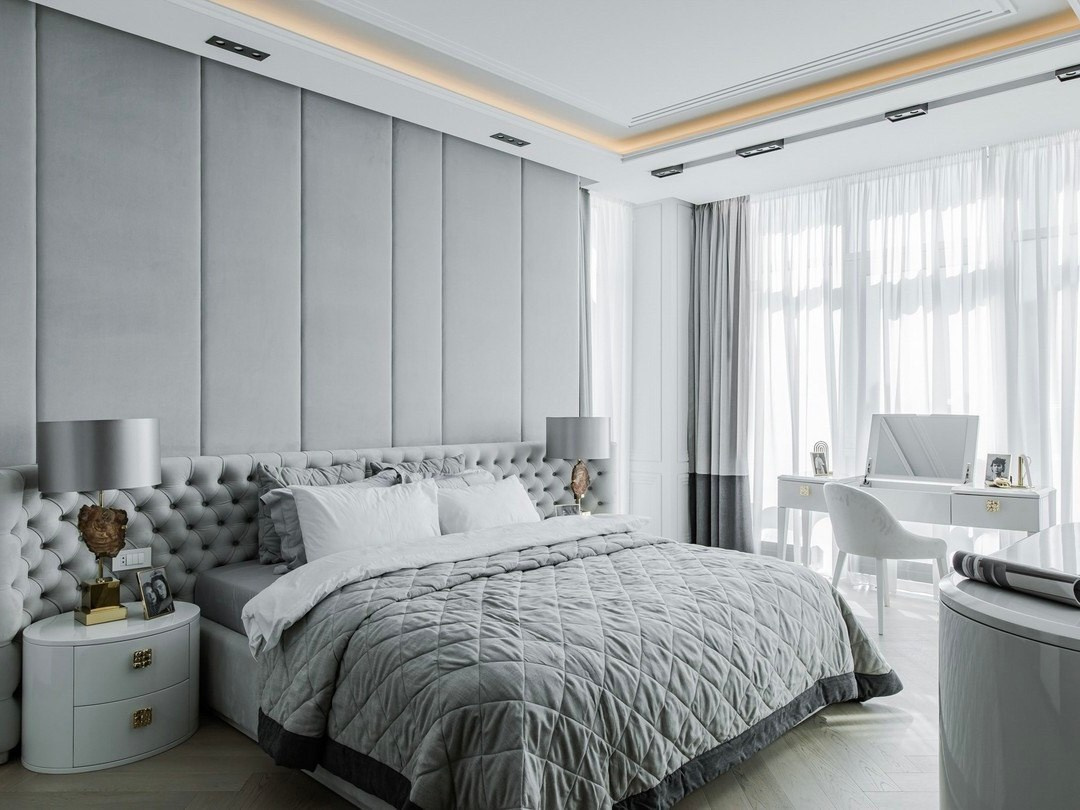 Просторная спальня с мягким изголовьем и серыми шторами | Проект Валерии Котович