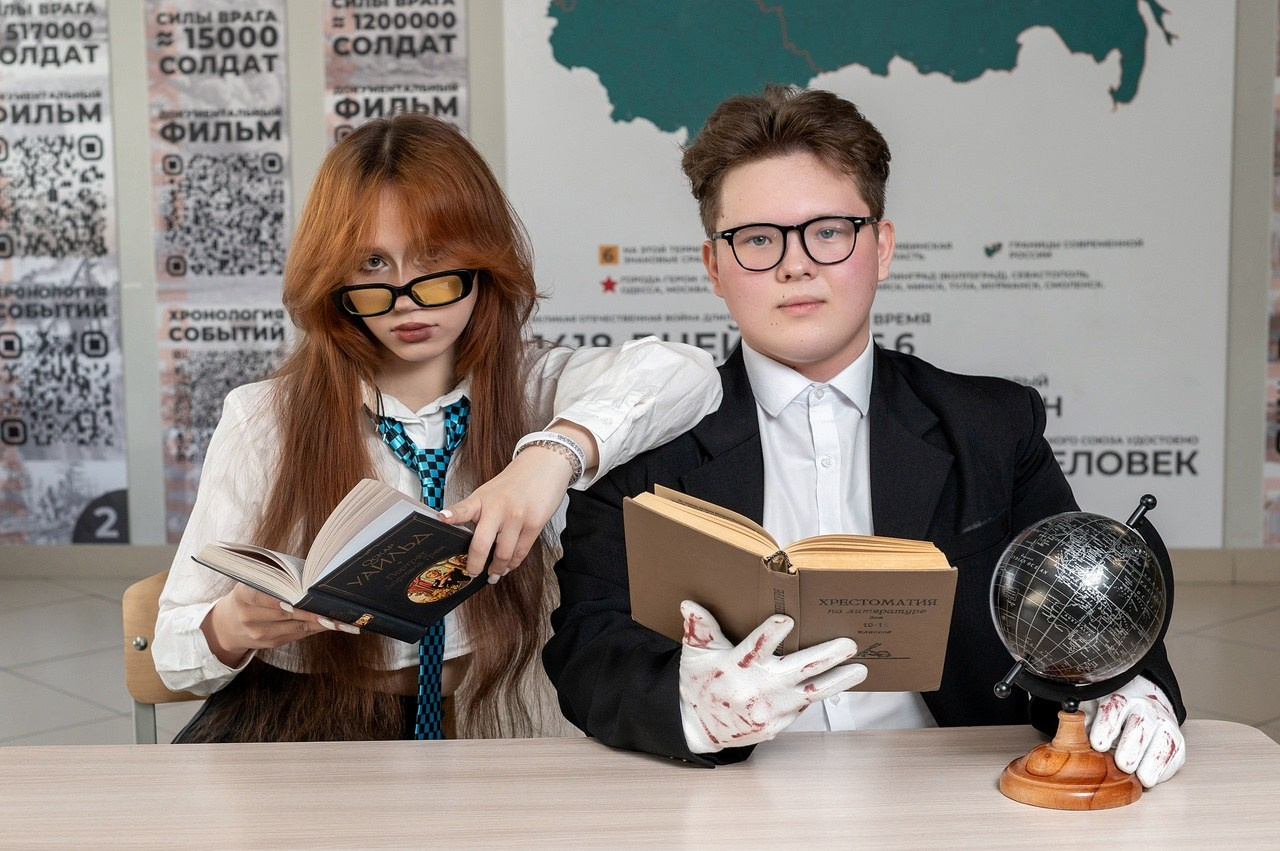 Друзья одноклассники позируют фотографу на выпускной альбом для 9 класса в ОЦ №5 Челябинск.