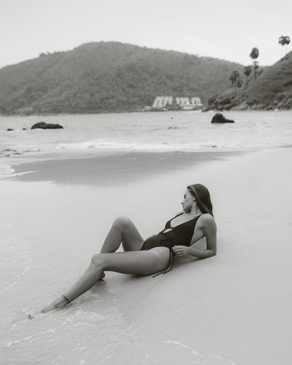 Девушка лежит на пляже в чёрно-белом кадре