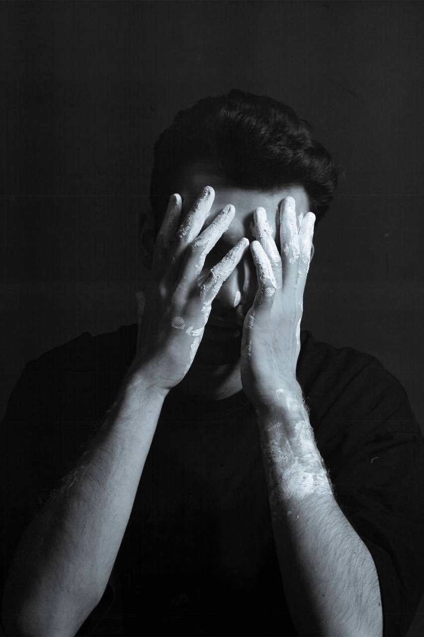 Эмоции. Краска и красные нити. Мари — фотограф и видеограф из Москвы