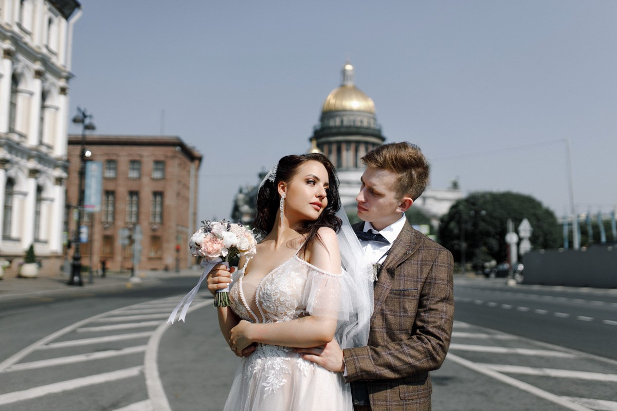 Свадебная фотосессия на Невском. Свадебный фотограф СПБ