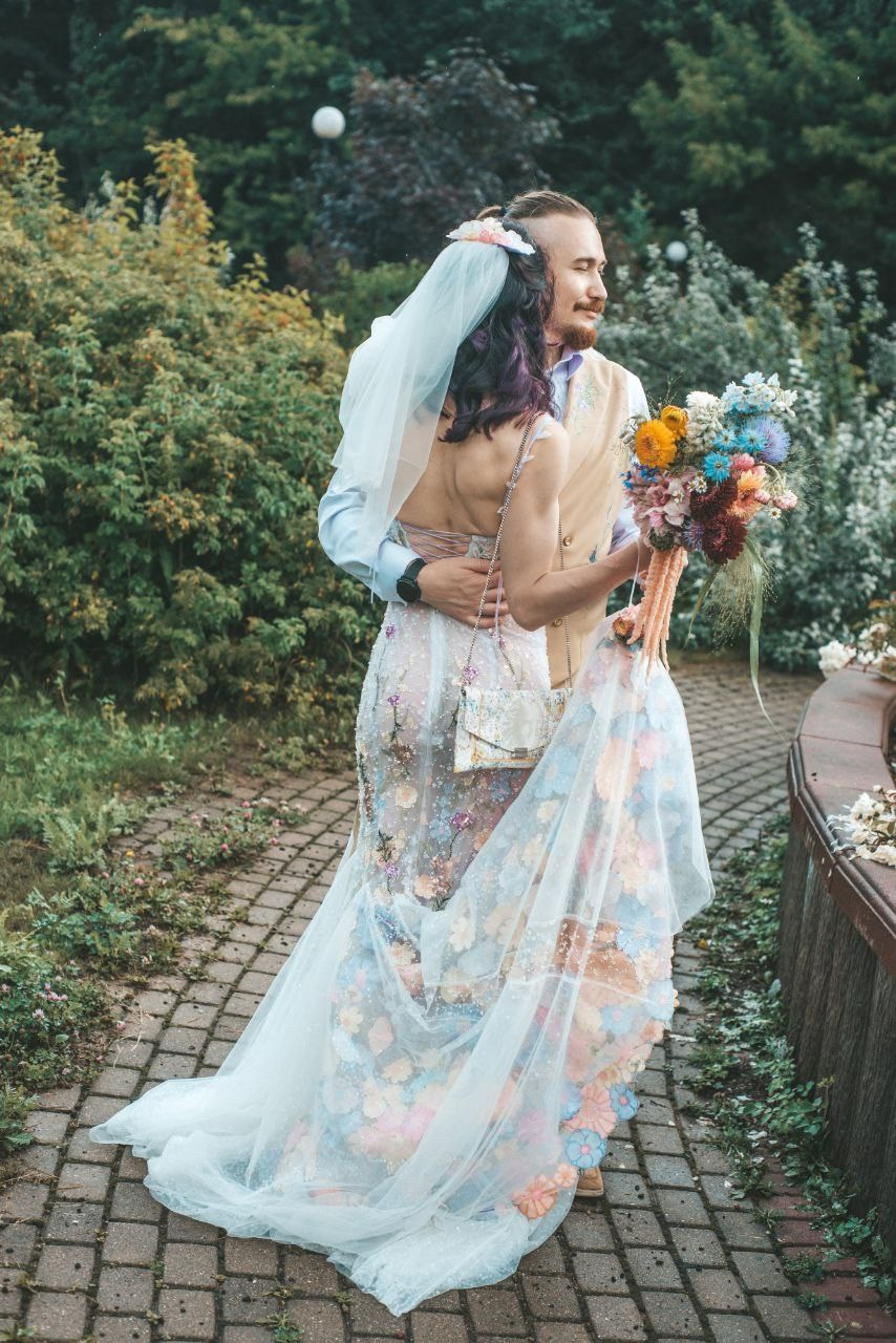 Яркий букет для невесты, по тематике "полевая". В составе работы артишок, нигелла и васильки, георгина, паникум, амарант и гермини, днльфиниум.  Букет невесты на заказ, букет для невесты Москва, свадебный флорист, флорист на свадьбу, сборка букета на свадьбу, ручная работа, букет для невесты ручной работы, букет невесты ручной работы . бутоньерка жениха в подарок, авторский букет для невест, современный букет невесты