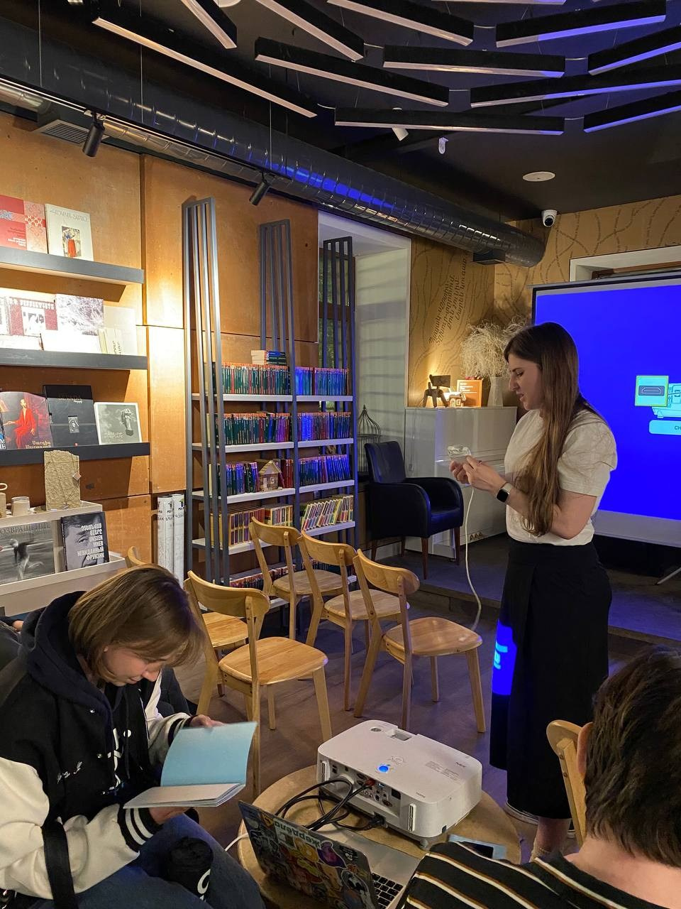 Паблик-ток «Зины и фотокниги как медиум современного художника», Common Ground Books&Spirits, Ереван. Лера Круглова