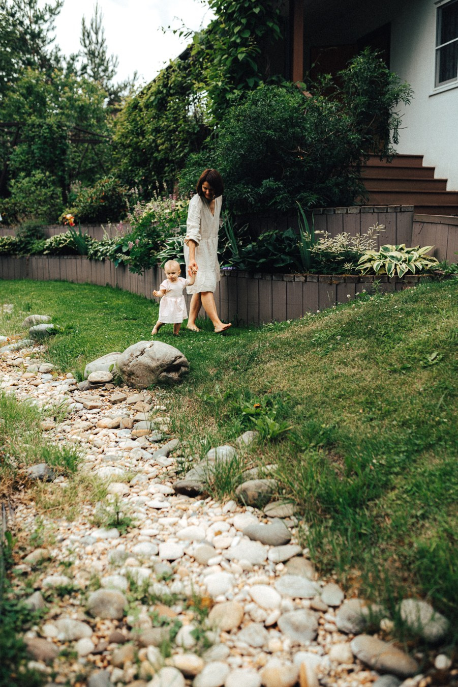 Коля, Ксюша, Саша, Андрей, Кира и бабушки | на даче