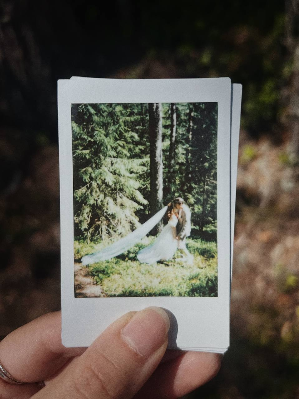 Кадры на инстакс instax моментальная фотография. Фотограф про чувства, моменты, любовь. свадебный и портретный фотограф