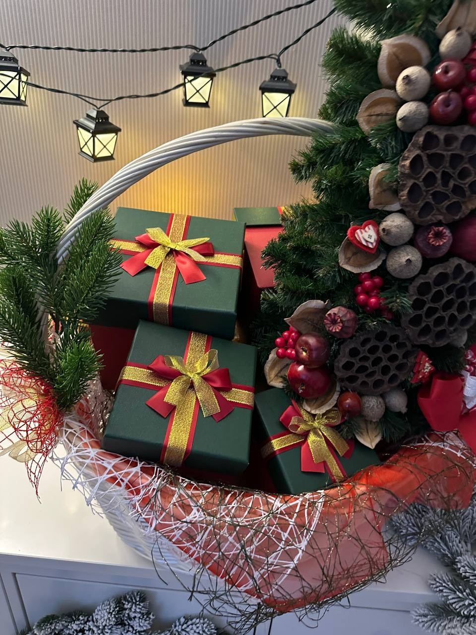 Новогодняя корзина. Студия подарочных наборов «Владия»