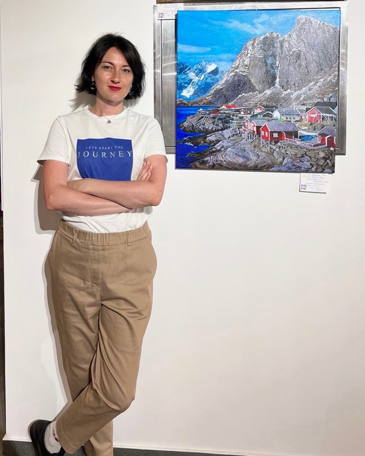 коллективная выставка картин в Москве, художник стоит перед своей картиной