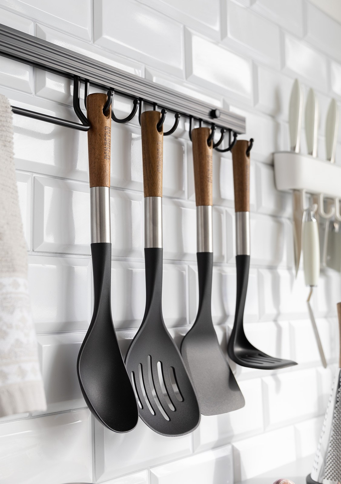 Кухонные лопатки и шумовки висят на кухне | Съемка для маркетплейса Wildberries