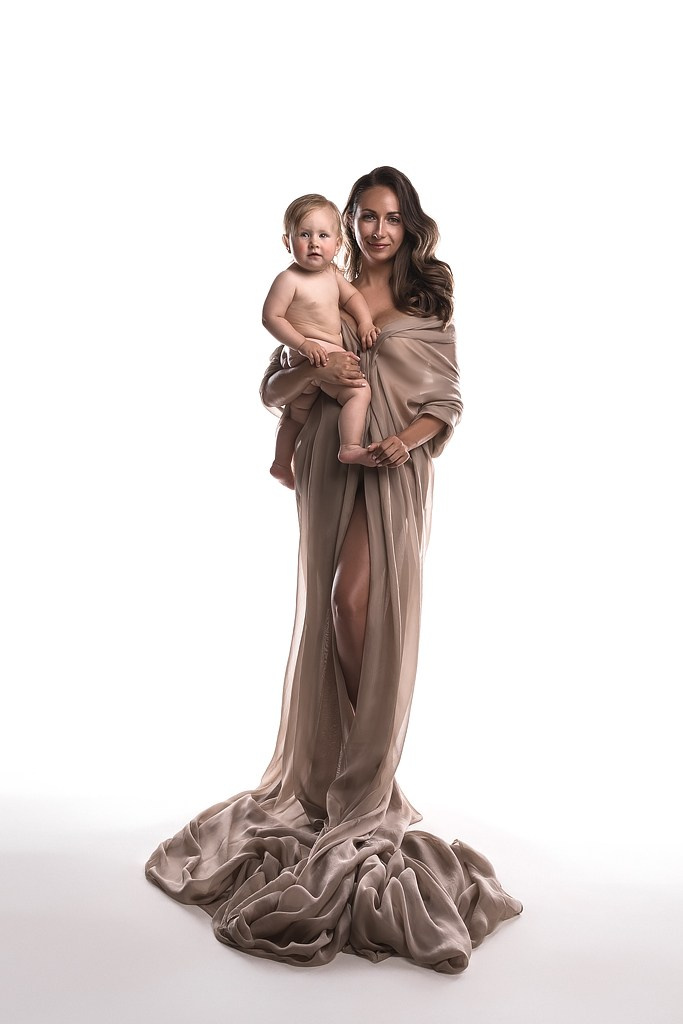 фотосессия матери и ребенка, фотосессия материнства в Тамбове, фотосъемка в стиле минимализм и без одежды матери и ребенка в фотостудии, фото мамы и малыша, портрет материнской любви, поцелуй матери, красивое фото матери и ребенка, объятия матери, мамины руки на фото, фотография красивой женщины с ребенком на руках, фотосессия семейная в Тамбове, детская и семейная фотосессия , мама и ребенок на светлом фоне в фотостудии, ребенок на руках у мамы, красивое платье на фотографии матери и ребенка, красивое материнство, портрет ребенка на руках матери